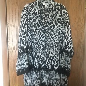 Beautiful black/white crinkle material top